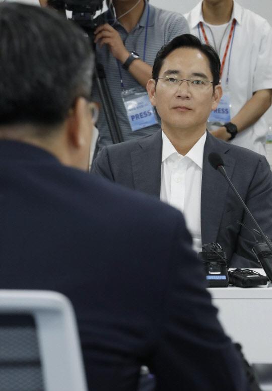 이재용 삼성전자 부회장이 6일 오전 경기도 평택시 삼성전자 평택캠퍼스에서 열린 혁신성장을 위한 삼성 현장 소통 간담회에서 김동연 부총리의 발언을 듣고 있다. 이 부회장은 간담회를 마친 뒤 바로 화성사업장으로 넘어가 DS부문 경영진과 간담회를 한 뒤 현장을 깜짝 방문해 임직원들을 격려했다. <연합뉴스>